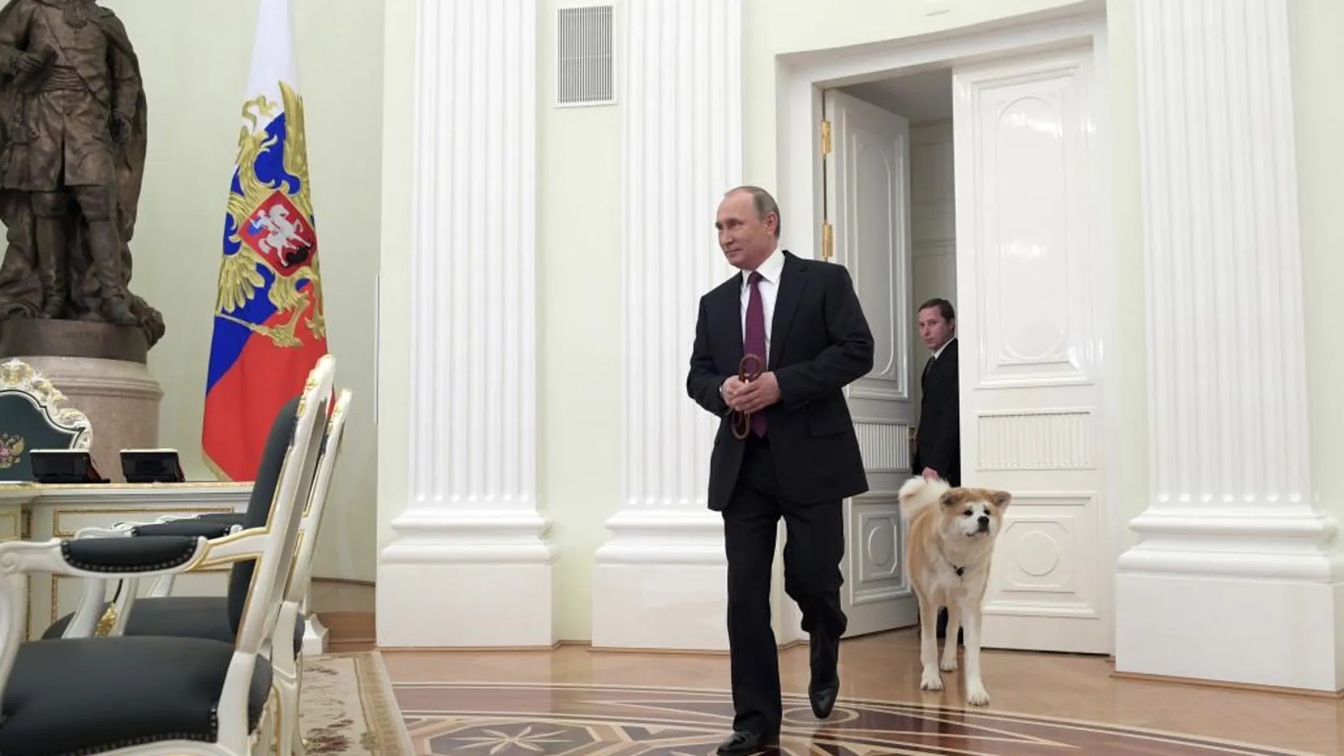 Imagen del 7 de diciembre de Vladimir Putin, acompañado de un perro Akita-inu japonés, en el Kremlin antes de una entrevista para una televisión japonesa