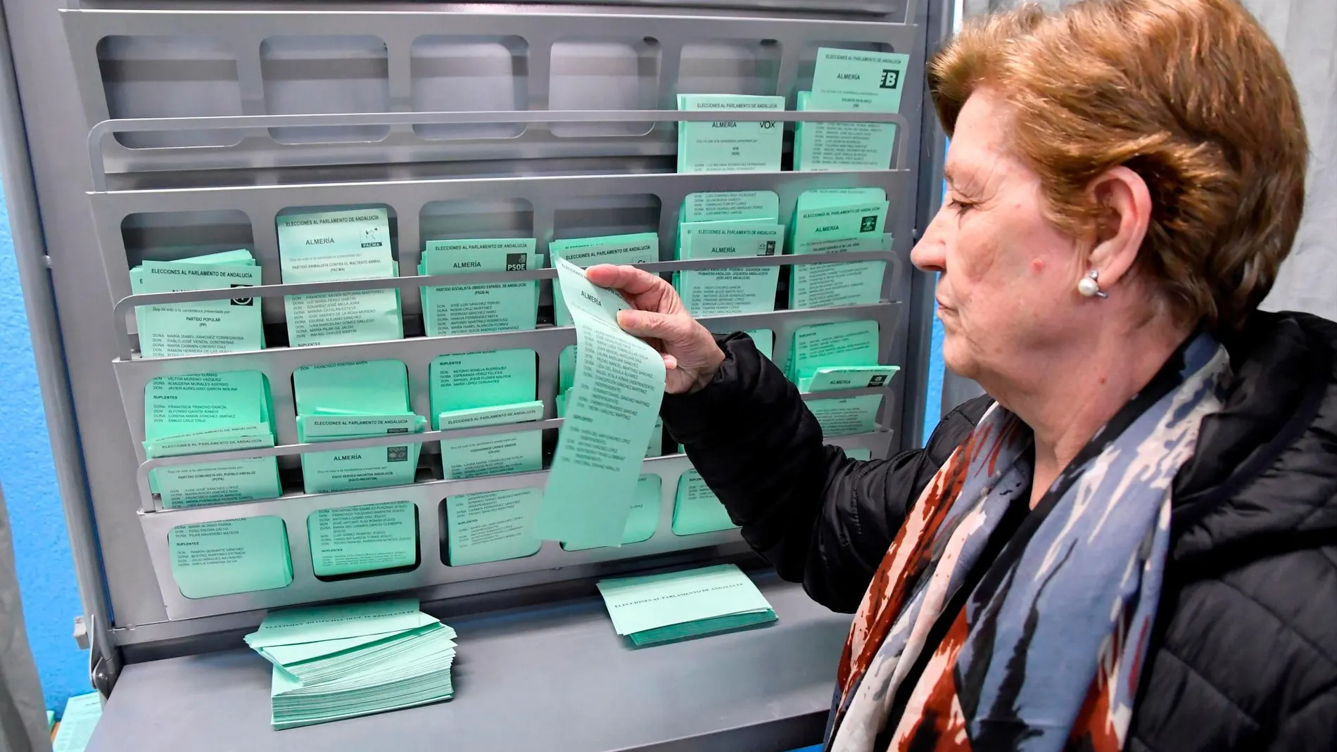 Una persona elige una papeleta en las elecciones del pasado domingo / Foto: Efe