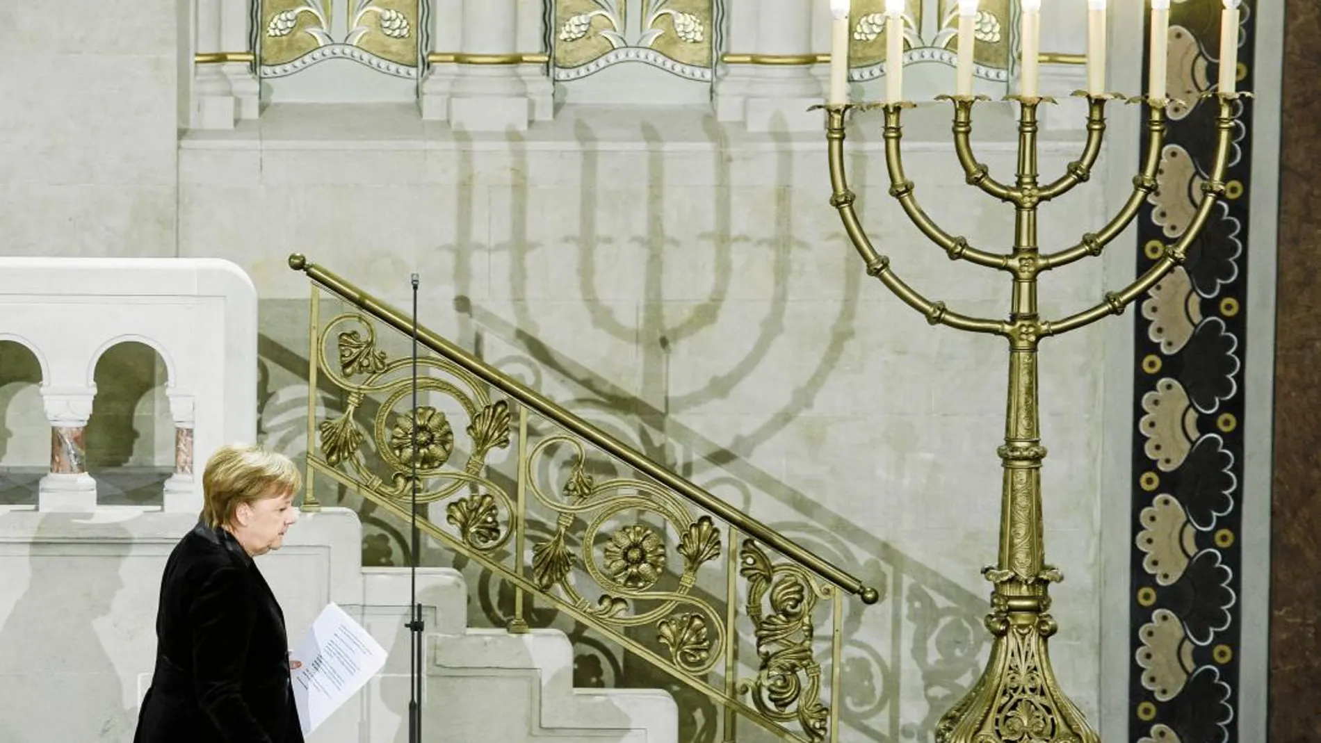 La canciller Merkel, poco después de finalizar su discurso en la sinagoga Rykestrasse, ayer, en Berlín