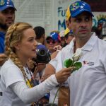 La esposa del líder opositor preso Leopoldo López, Lilian Tintori, habla con el líder opositor y gobernador del estado Miranda Henrique Capriles, durante una manifestación ayer