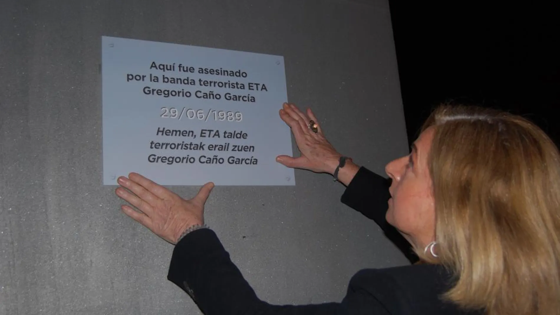 Covite coloca 62 placas en Bilbao y San Sebastián en recuerdo de 86 víctimas del terrorismo