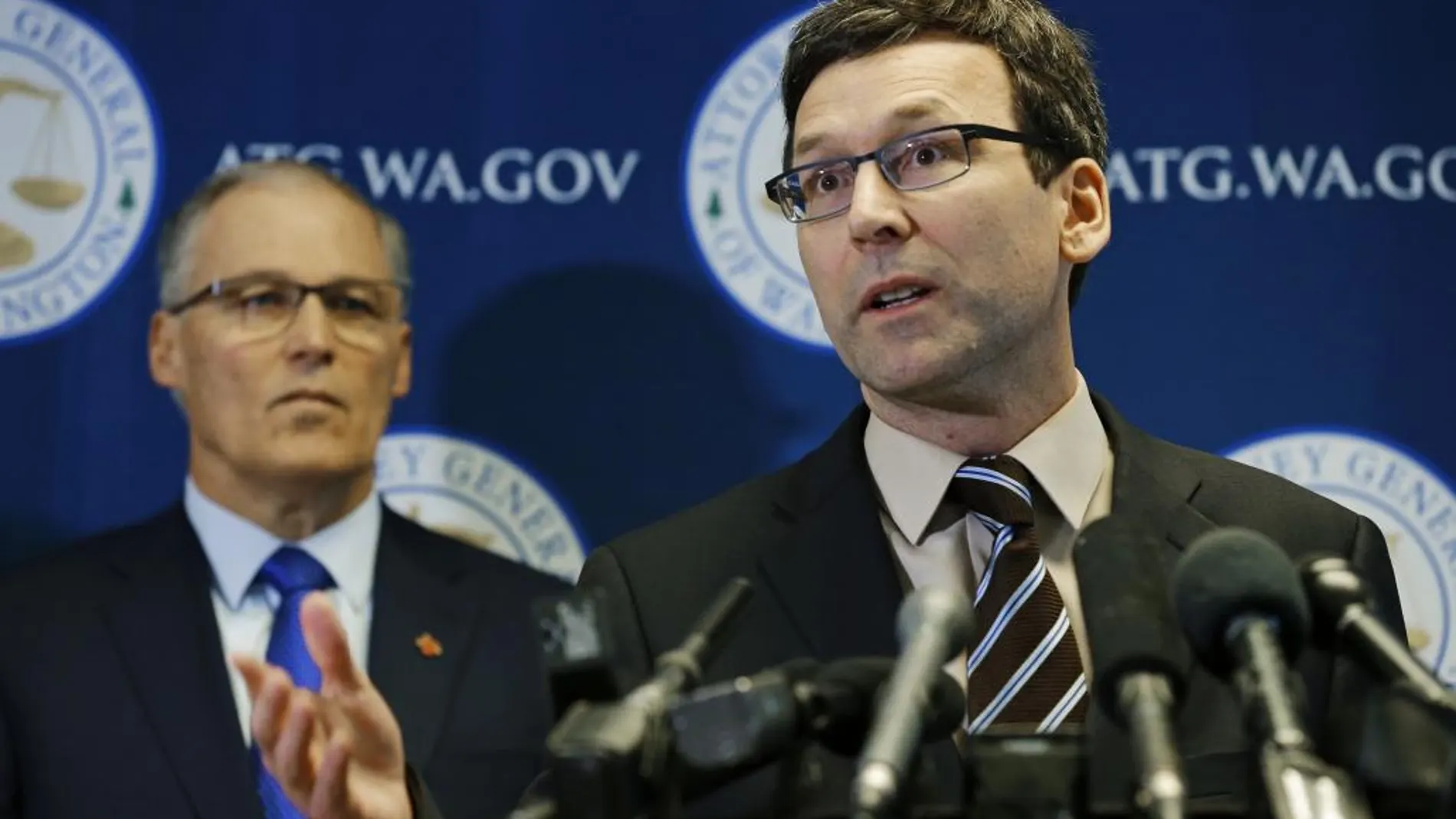 El fiscal general del estado de Washington (EEUU), Bob Ferguson, tras él, el Jay Inslee, Gobernador del Estado, en una rueda de prensa en Seattle (Washington)