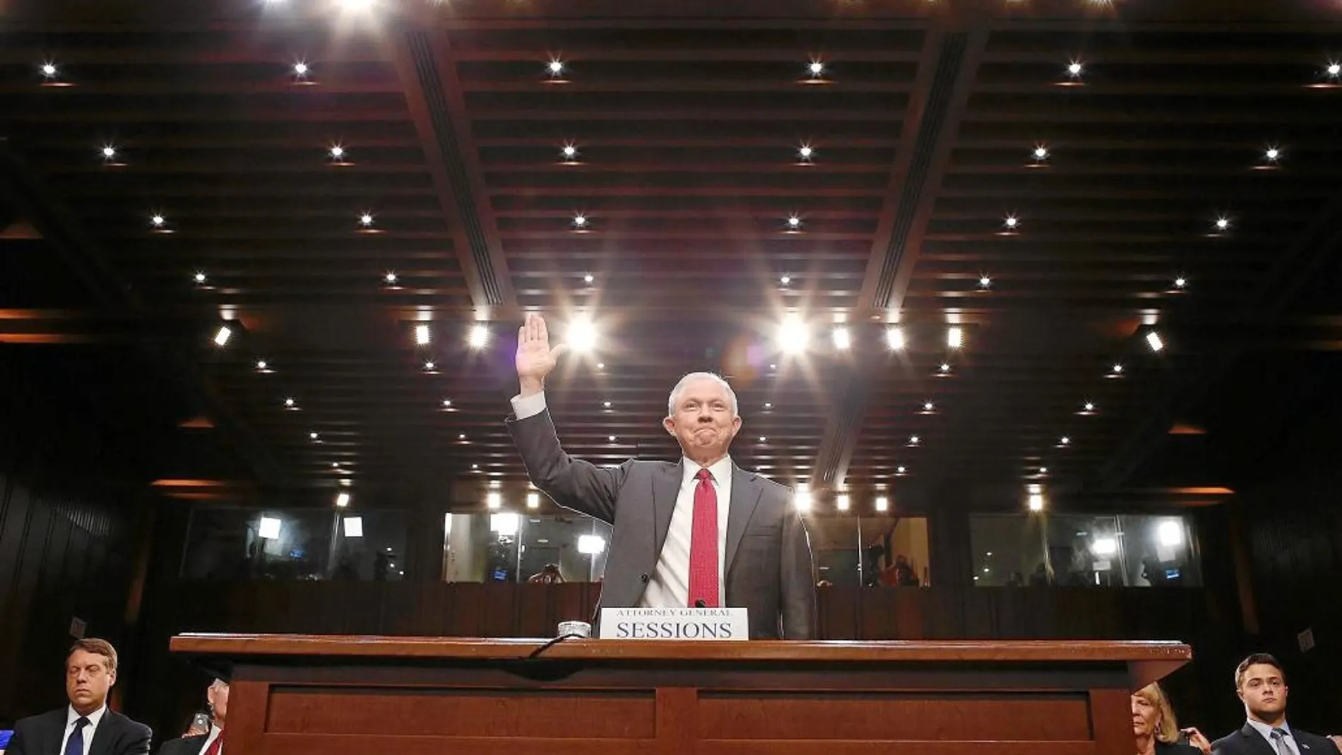 El fiscal general de EE UU, Jeff Sessions, en el momento de jurar su declaracíon ante el Comité de Inteligencia del Senado, ayer