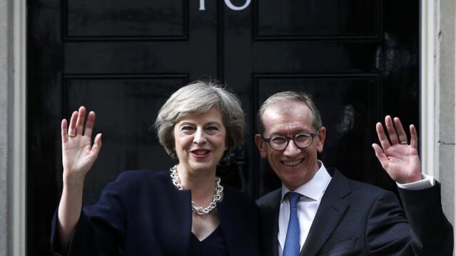 Theresa May y su marido, hoy, en la puerta de Downing Street.