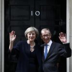 Theresa May y su marido, hoy, en la puerta de Downing Street.