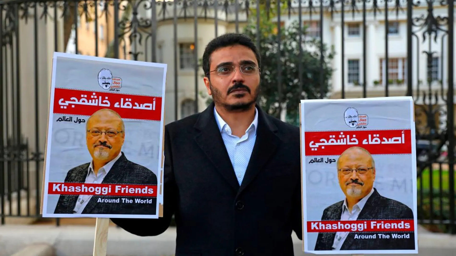 Un hombre protesta por el asesinato de Jamal Khashoggi en la embajada de Turquía en Londres/Foto: Ap