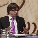 El presidente de la Generalitat de Cataluña, Carles Puigdemont, durante la reunión semanal del gobierno catalán, el pasado día 23