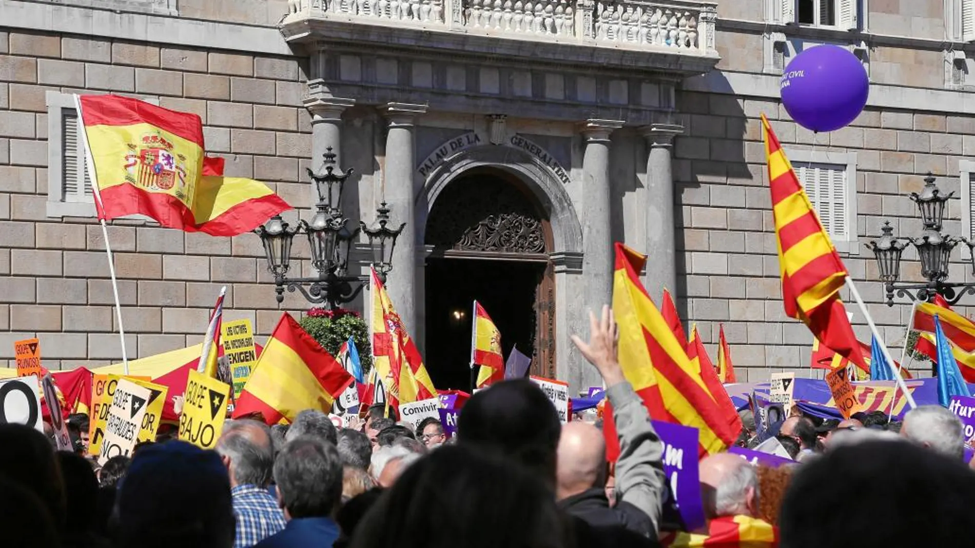 Imagen de la manifestación constitucionalista a las puertas del Palau de la Generalitat