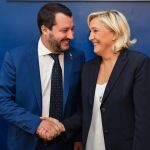 Los ultraderechistas Matteo Salvini y Marine Le Pen, presidenta del Frente Nacional (CFN). Foto: Efe