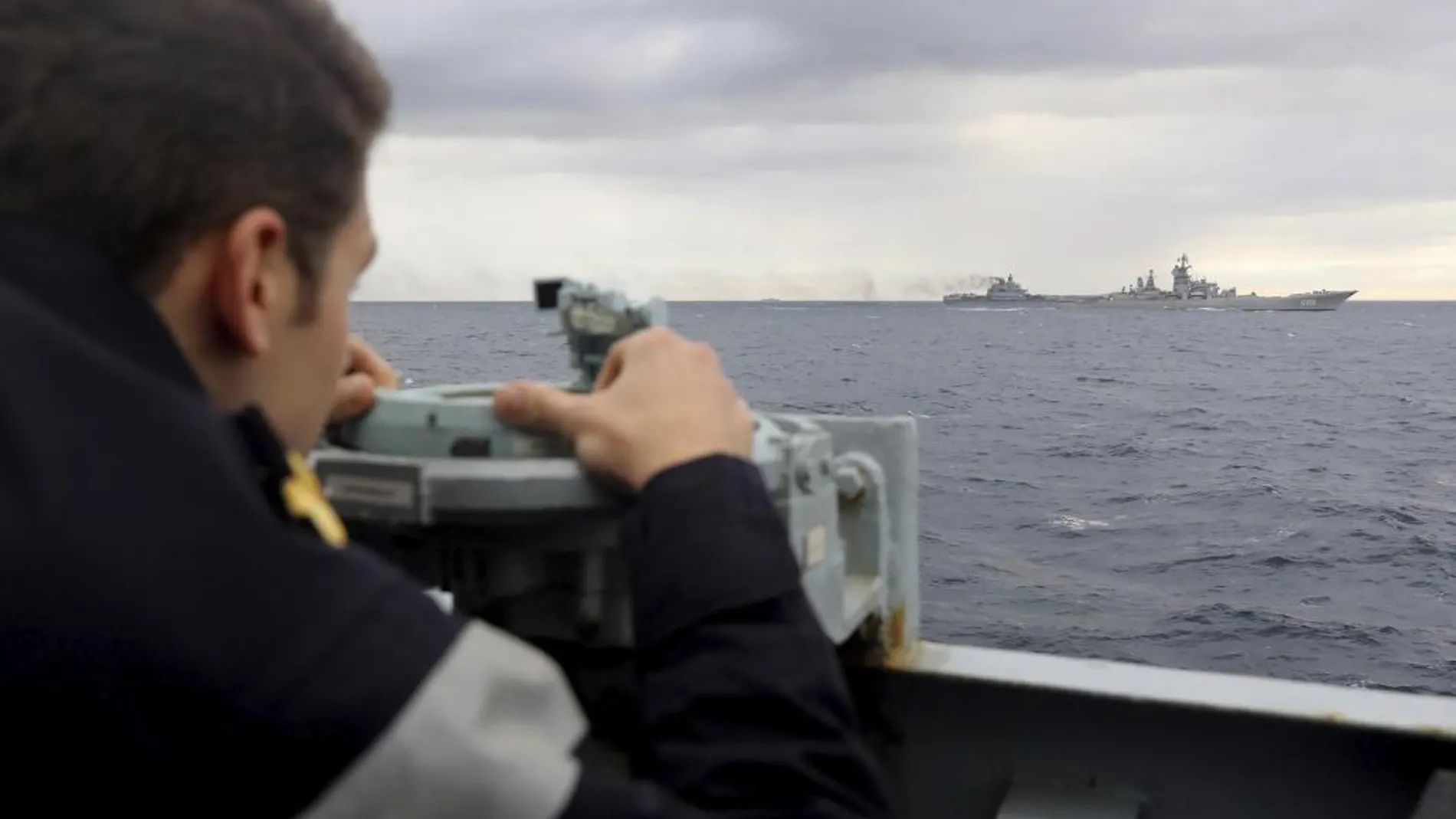 El portaaviones "Almirante Kuznetsov"a su paso por el mar Mediterráneo a una zona próxima a Siria