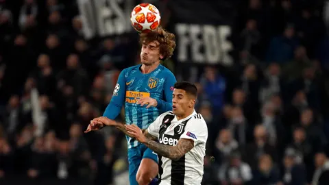 Griezmann disputando un balón con Cancelo de la Juventus / Ap