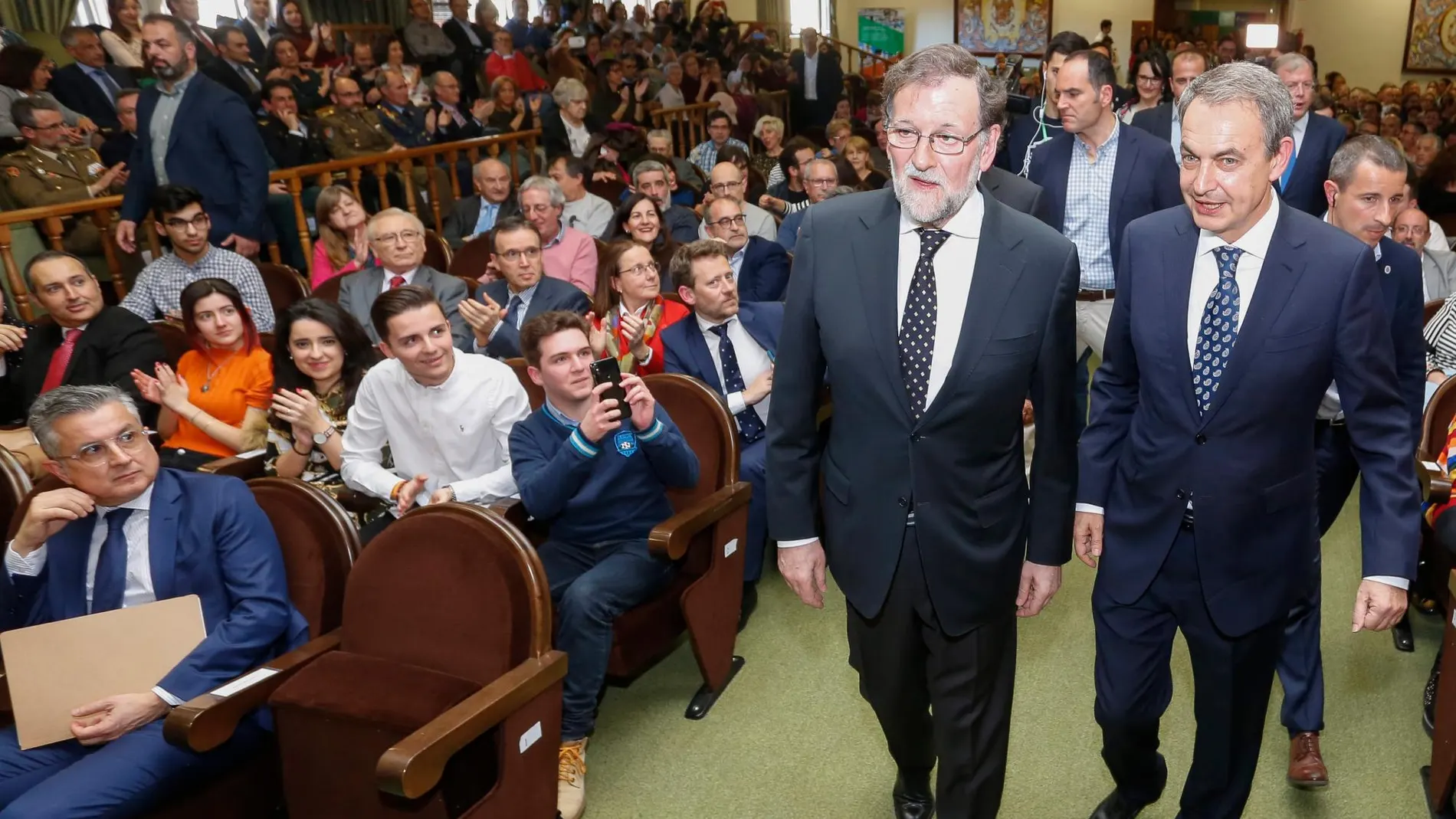 Los expresidente del Gobierno, Mariano Rajoy y José Luis Rodríguez Zapatero causaron mucha expectación en el ciclo de coloquios por el 40 aniversario de la Universidad de León
