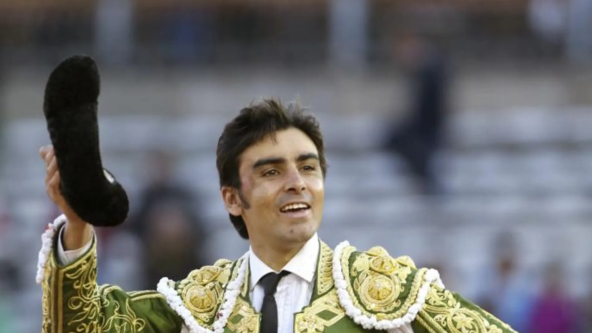Perera sale a hombros en Salamanca y Castella se deja ir un toro vivo