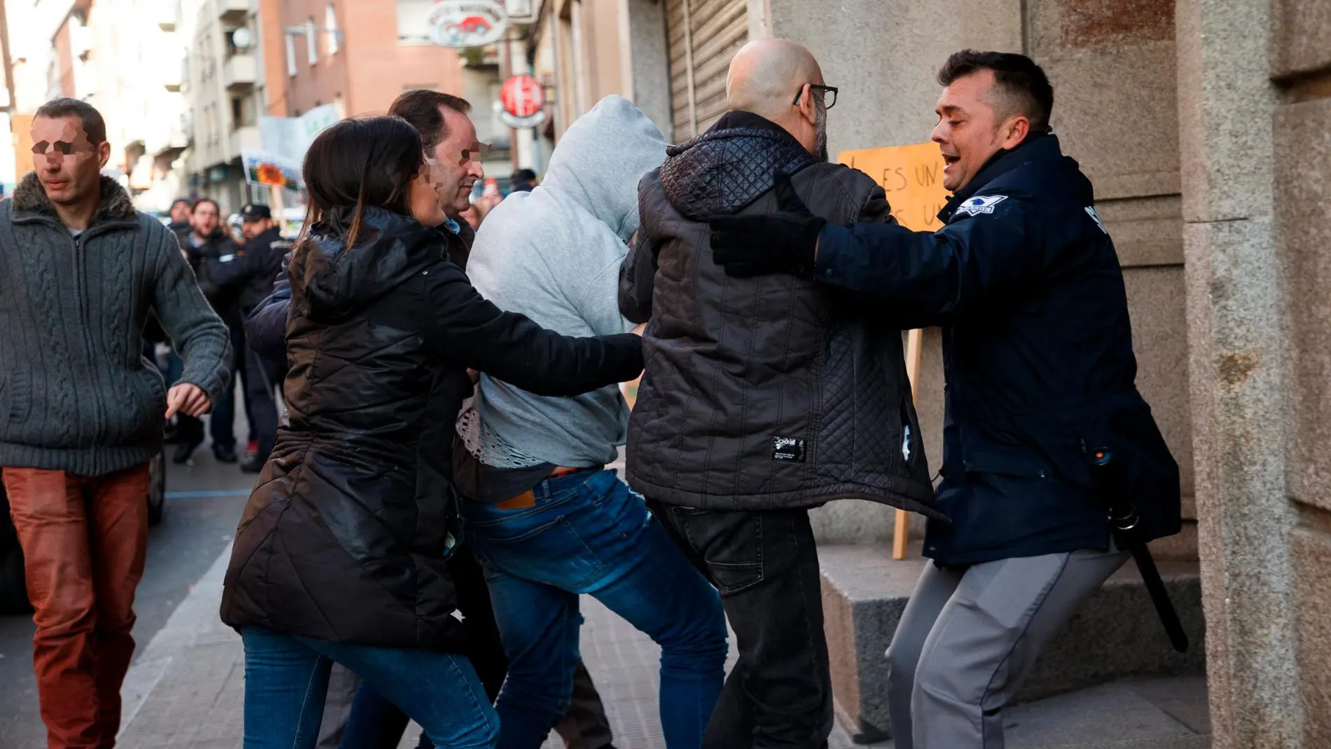 El menor entra al juicio protegido por la Policía para evitar que fuera agredido