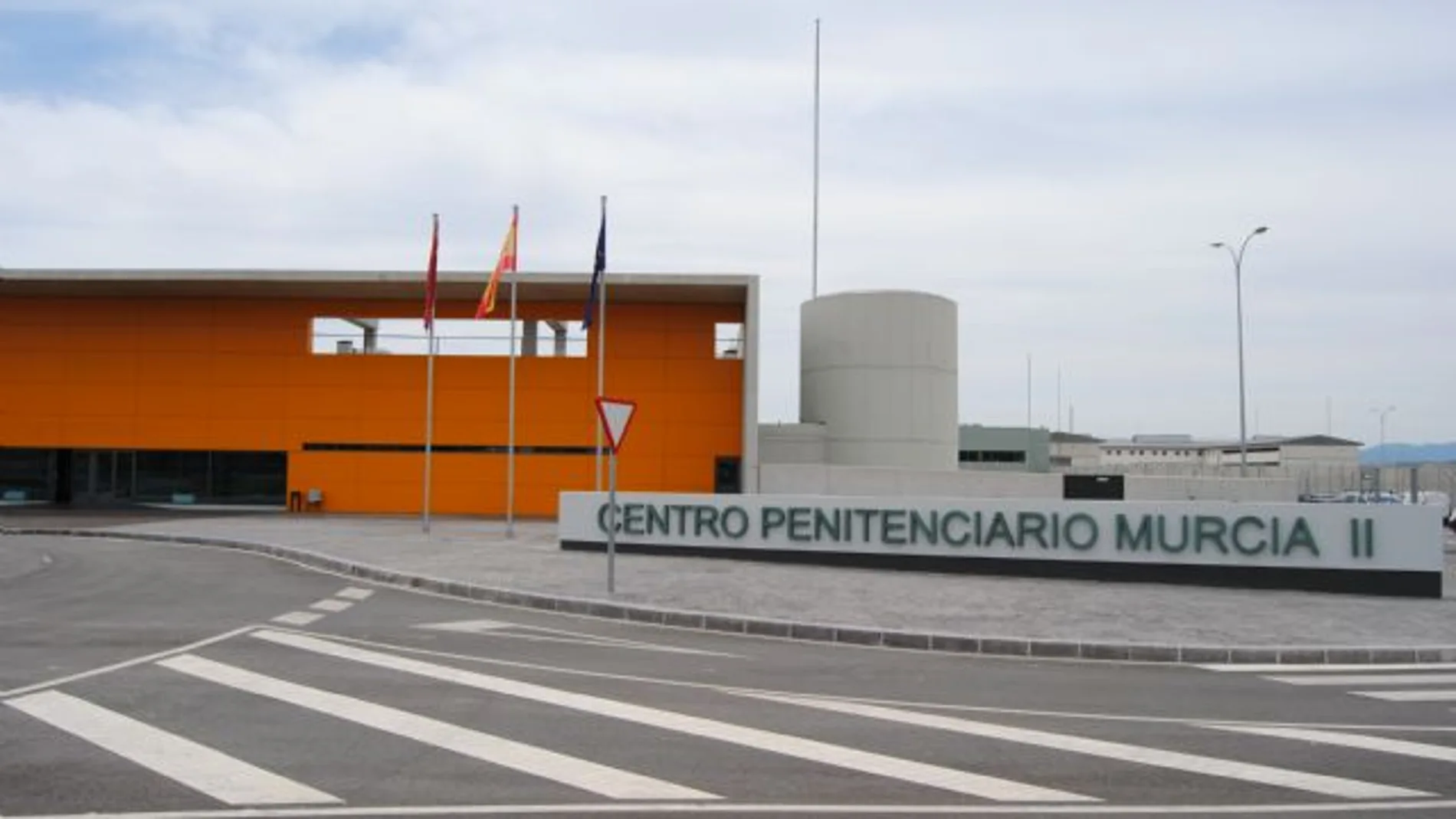 Un interno agrede a dos funcionarios de la prisión Murcia II