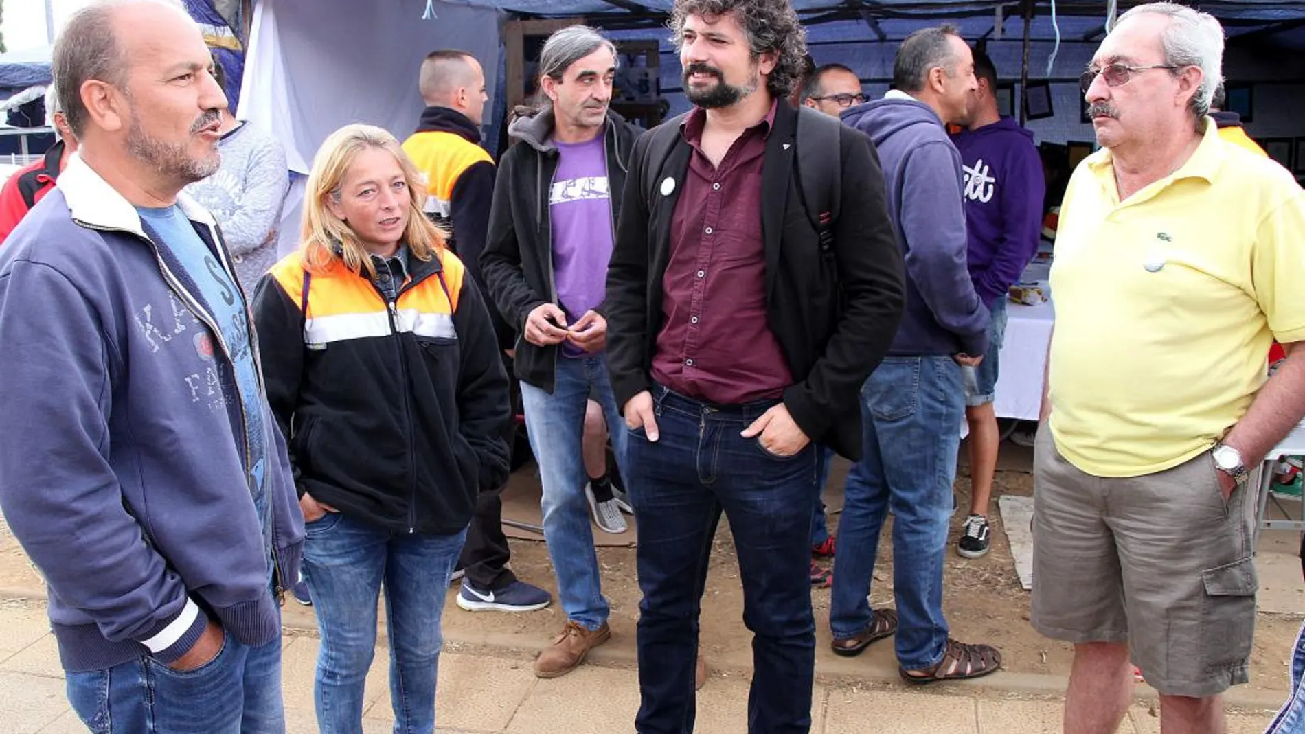 El coordinador regional de IU, José Sarrión, durante la visita que hacía en las últimas horas a los trabajadores de Vestas acampados a la puertas de la empresa en Villadangos del Páramo