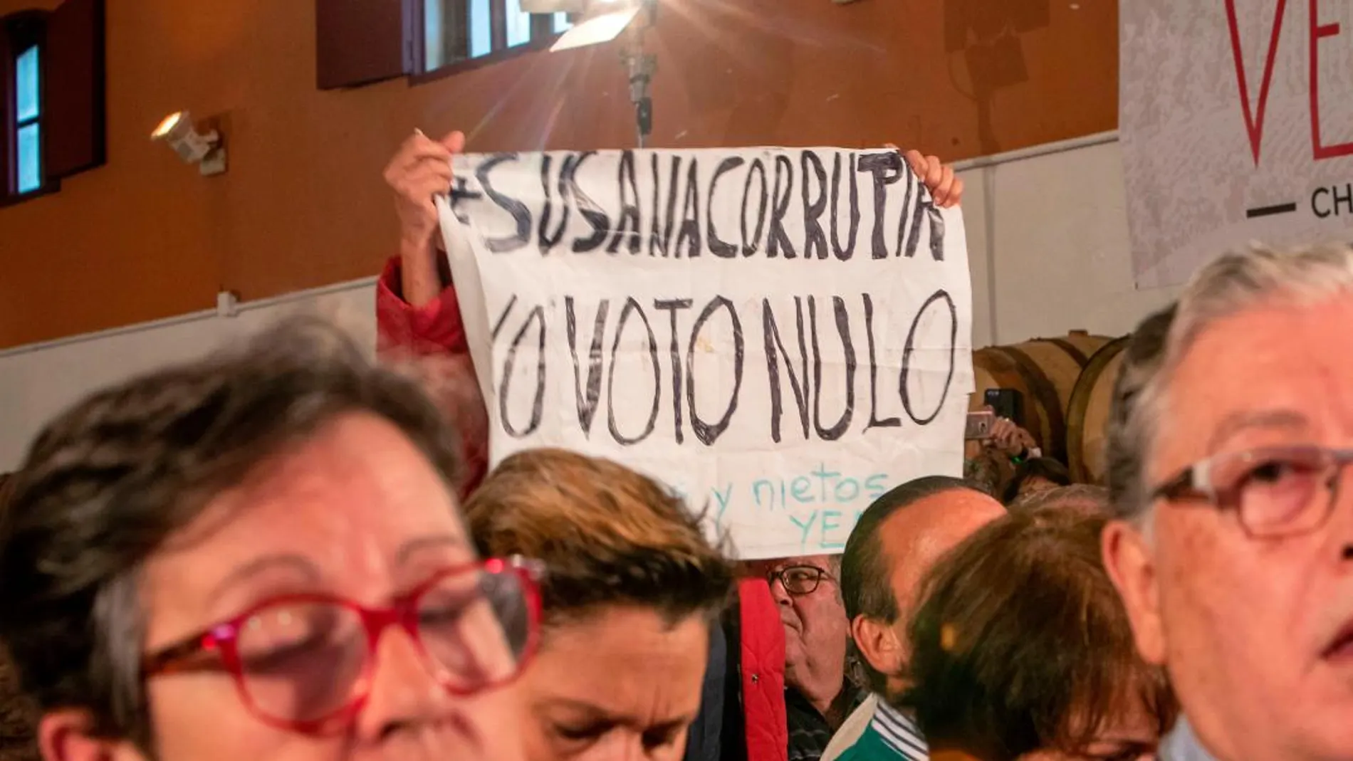 Una mujer fue desalojada tras mostrar una pancarta con el lema «Susana corrupta, voto nulo» / Foto: Efe
