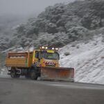 Seis carreteras continúan cortadas por la nieve en las provincias de Almería, Cádiz y Granada