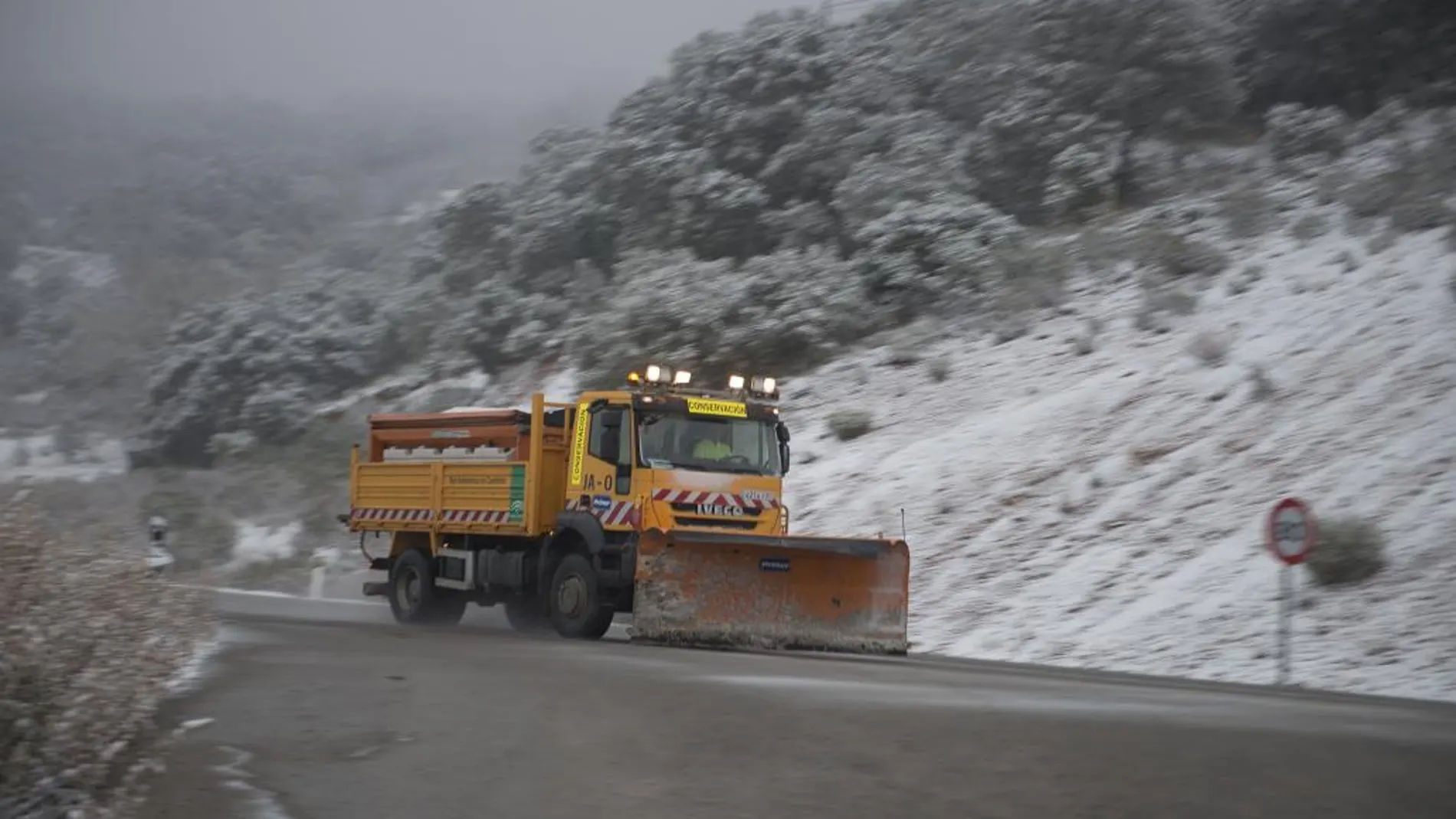 Seis carreteras continúan cortadas por la nieve en las provincias de Almería, Cádiz y Granada
