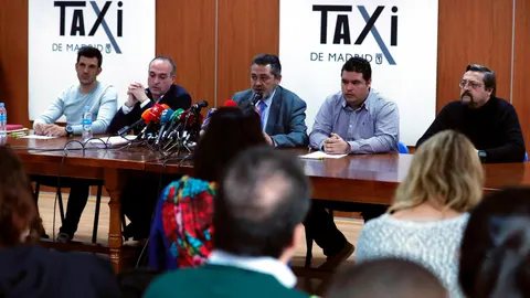 El portavoz de Caracol Taxi,Daniel Carrasco (i), el presidente de la Asociación Gremial del Taxi de Madrid, Miguel Angel Leal (2i), el portavoz de la Federación Profesional del Taxi de Madrid, Julio Sanz (c), el portavoz de Élite Taxi Madrid, Sergio Vega (2d), el portavoz de la Asociación Madrileña del Taxi, Felipe Baeza (d), durante la rueda de prensa que han ofrecido este miércoles en la sede de Radio Teléfono Taxi.