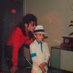 Fotograma del documental "Leaving Neverland", donde se aparece el fallecido Michael Jackson junto a un niño no identificado / Foto. Efe