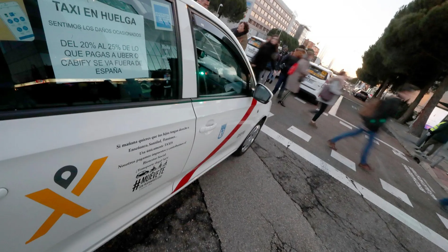 Un taxi a las afueras del recinto de Ifema donde se celebrará Fitur