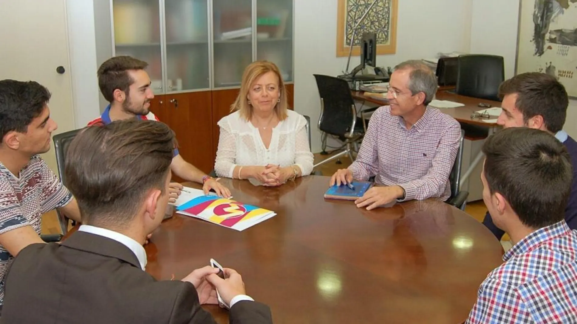 La consejera de Educación, Isabel Sánchez-Mora, junto a los miembros de la Federación estudiantil Feremur