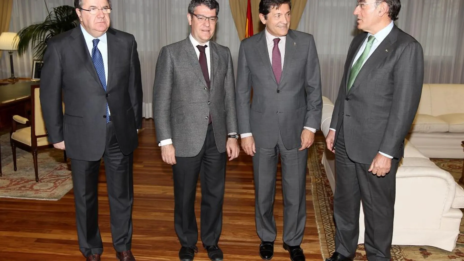 Herrera junto al ministro Álvaro Nadal, Javier Fernández e Ignacio Sánchez Galán, momentos antes de la reunión