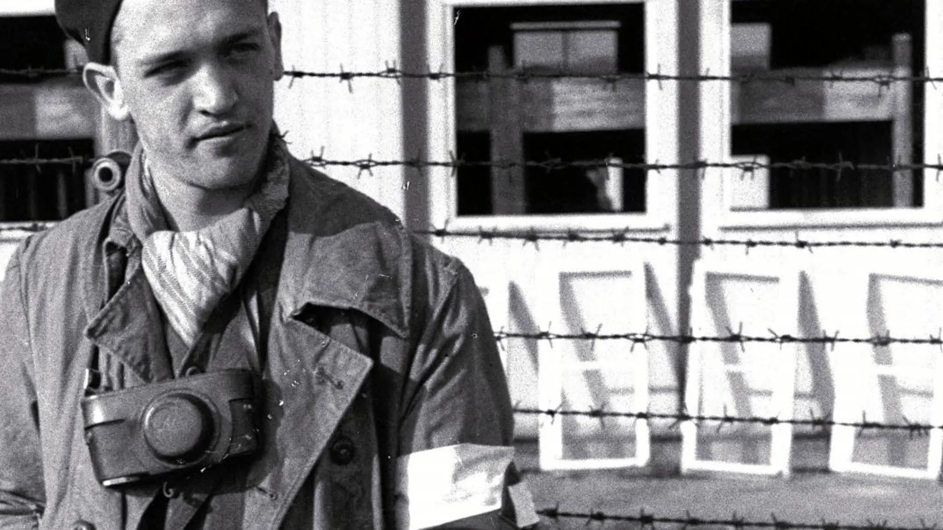 Francesc Boix con su cámara en el campo de Mauthausen