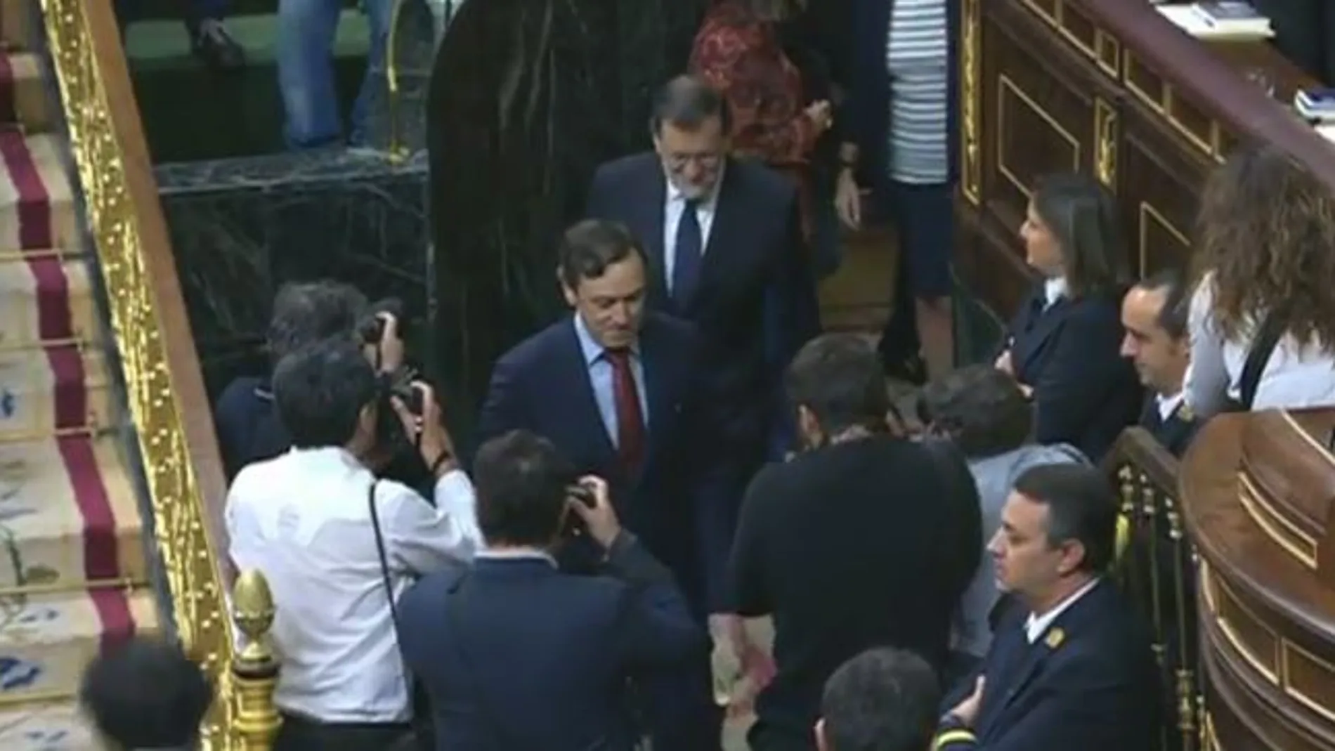Puntual como un reloj, hace su entrada Rajoy