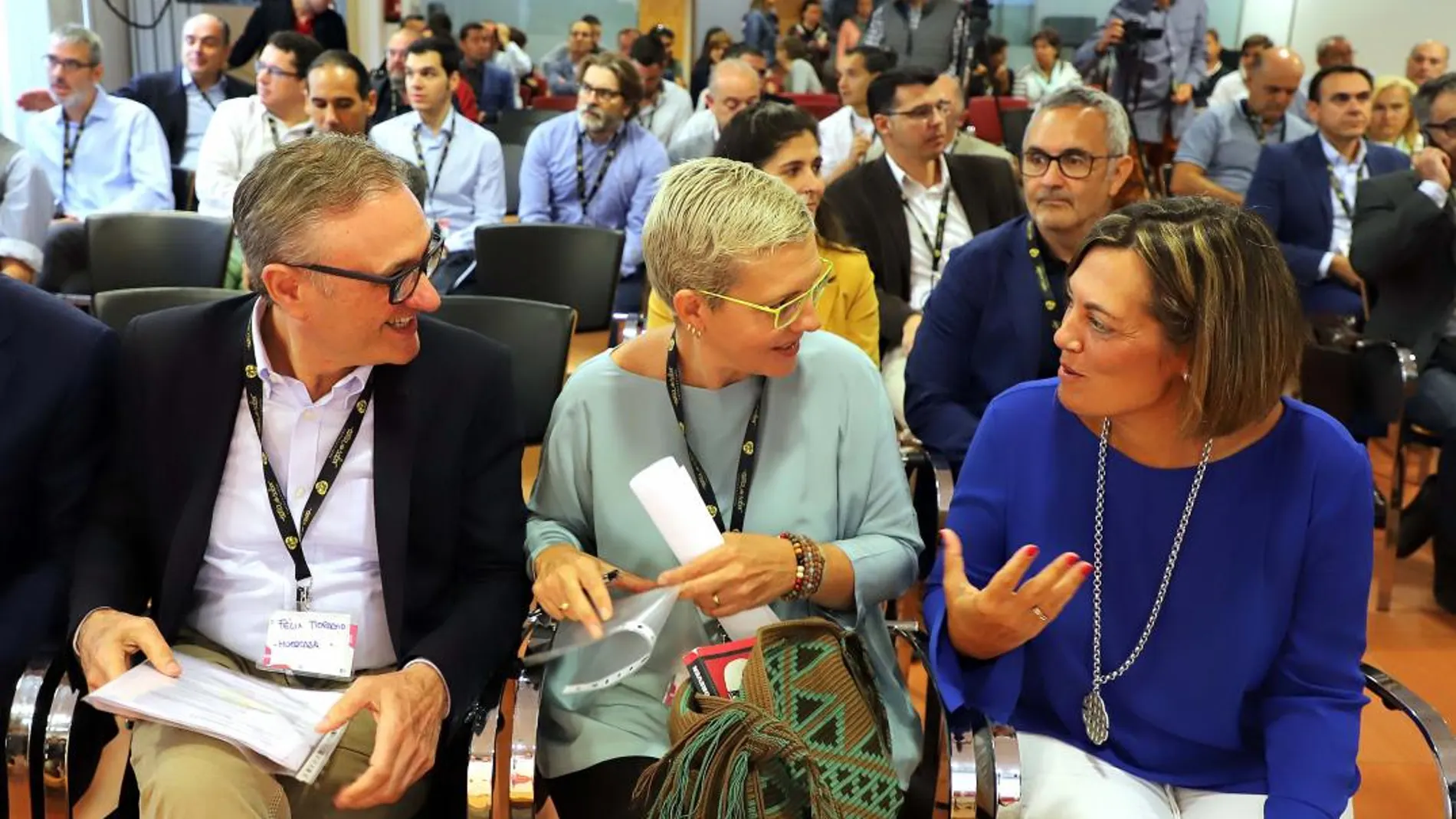 La consejera de Agricultura y Ganadería, Milagros Marcos, dialoga con Beatriz Escudero y Félix Moracho