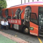 Imagen del autocar al llegar a la sede de la RTVA / Cs