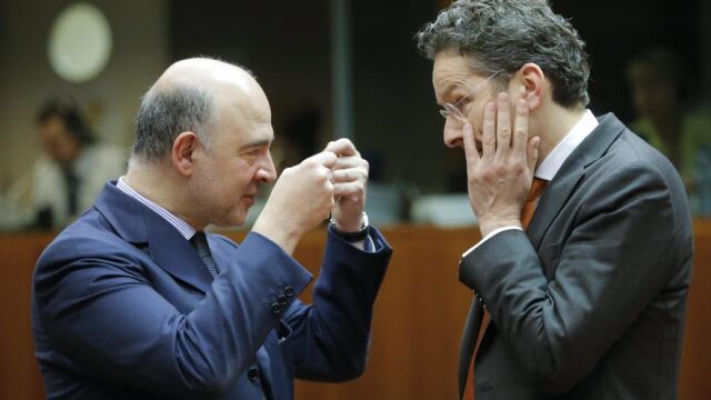 El comisario europeo de Asuntos Económicos y Financieros, Pierre Moscovici, conversa con el ministro holandés de Finanzas, Jeroen Dijsselbloem