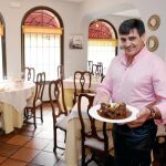 Esteban García muestra un plato de rabo de toro.