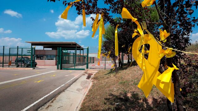 Un gran lazo amarillo recibió a los presos a su llegada a las cárceles catalanas