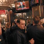 Clientes siguen en el pub Red Lion de Londres la comparecencia de May del jueves en la que defendió su permanencia en el Gobierno tras una cascada de dimisiones