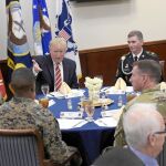 El presidente Donald Trump almuerza con las tropas durante su visita al Comando Central, en la base aérea de MacDill, en Florida