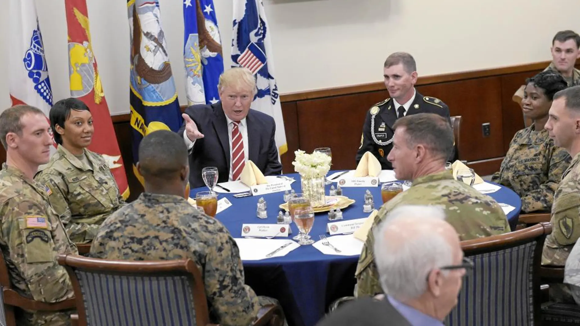 El presidente Donald Trump almuerza con las tropas durante su visita al Comando Central, en la base aérea de MacDill, en Florida