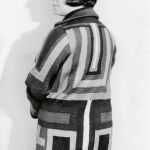 Sonia Delaunay posa con uno de sus abrigos