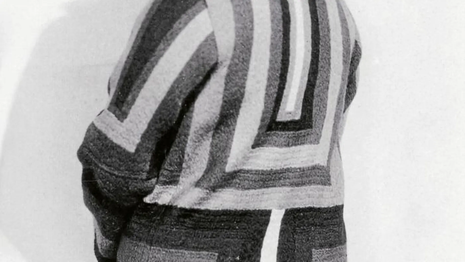 Sonia Delaunay posa con uno de sus abrigos