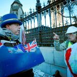 Un partidario y un detractor del Brexit se encaran a las puertas del Parlamento británico ayer / Reuters