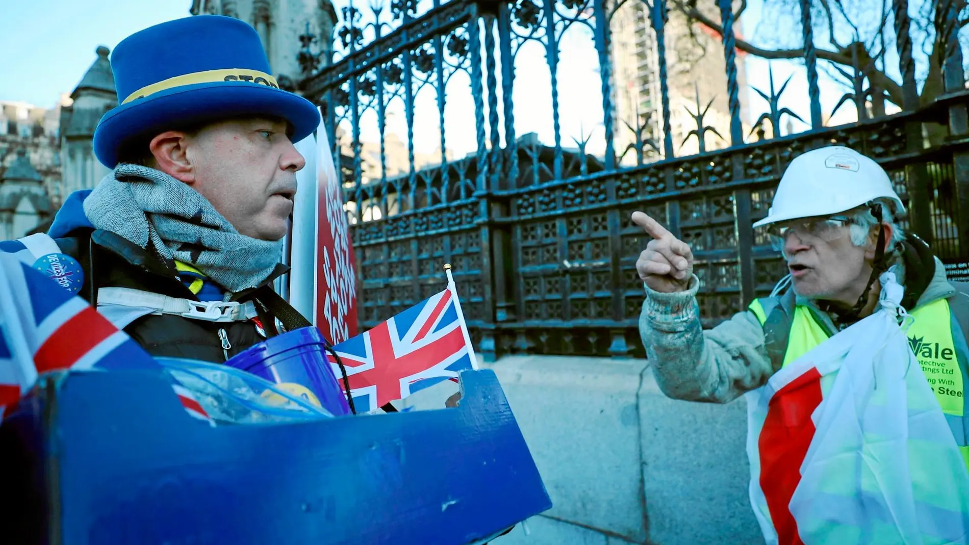 Un partidario y un detractor del Brexit se encaran a las puertas del Parlamento británico ayer / Reuters