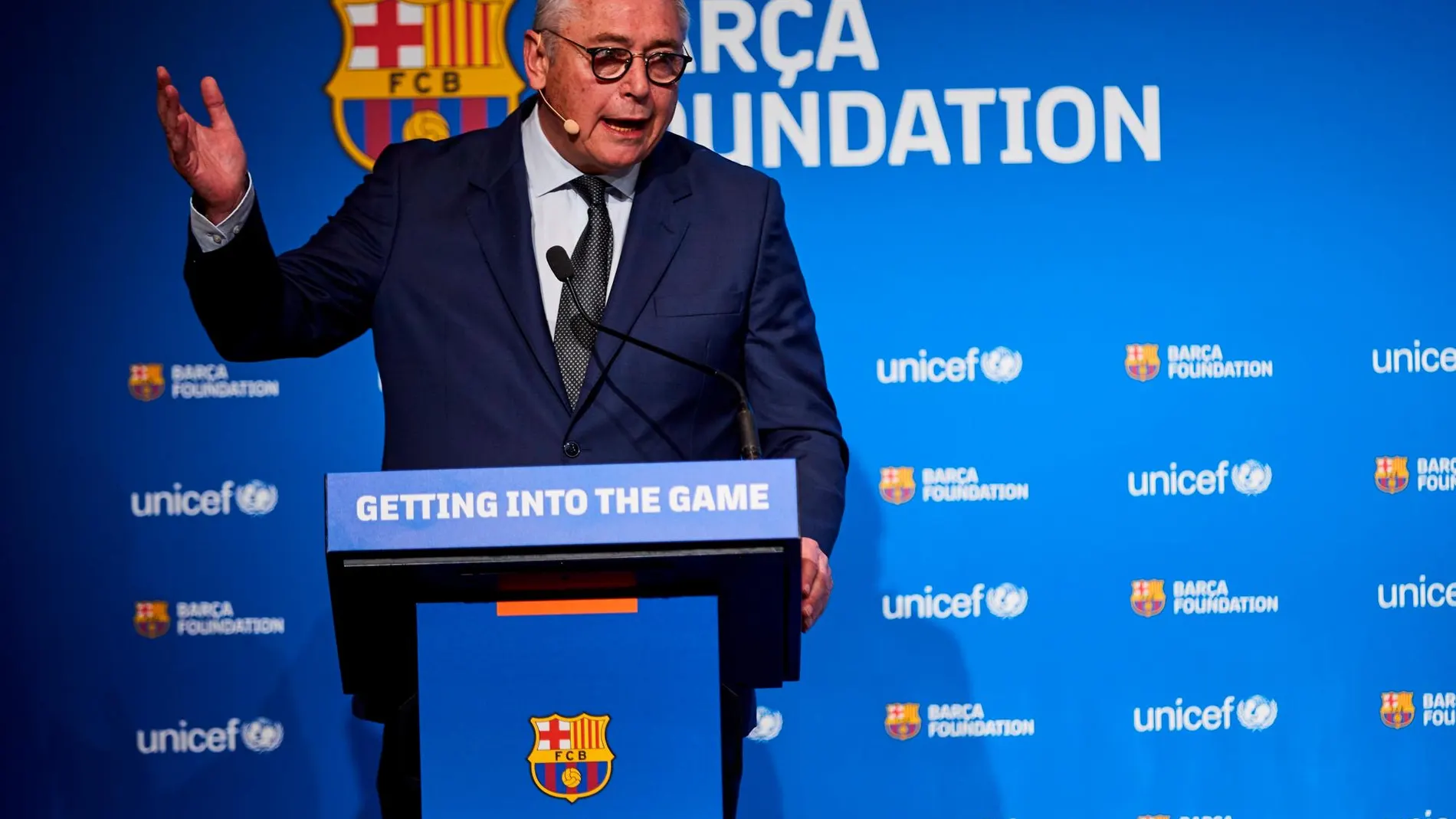 Michael Robinson expone el informe “Entrar en juego”, que han elaborado la Fundación Barça y Unicef, que dice que el deporte en equipo mejora el aprendizaje y el desarrollo