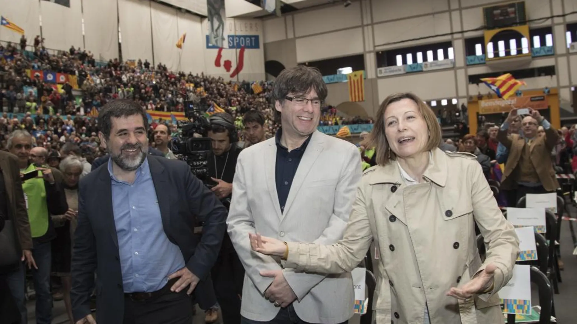Carles Puigdemont, Carme Forcadell y Jordi Sánchez, durante la quinta asamblea general ordinaria de la ANC