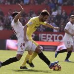 El defensa argentino del Sevilla FC Gabriel Mercado (i) disputa un balón con el delantero del Villarreal CF Adrián López (d)