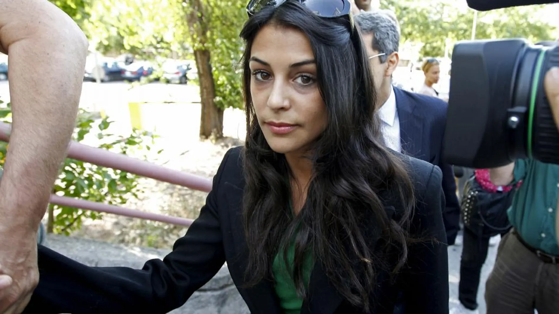 Imagen de la actriz a su llegada al juzgado para declarar contra el ciudadano alemán que intentó matarla