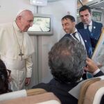 El papa en el avión que le trasladaba de Abu Davi al Vaticano