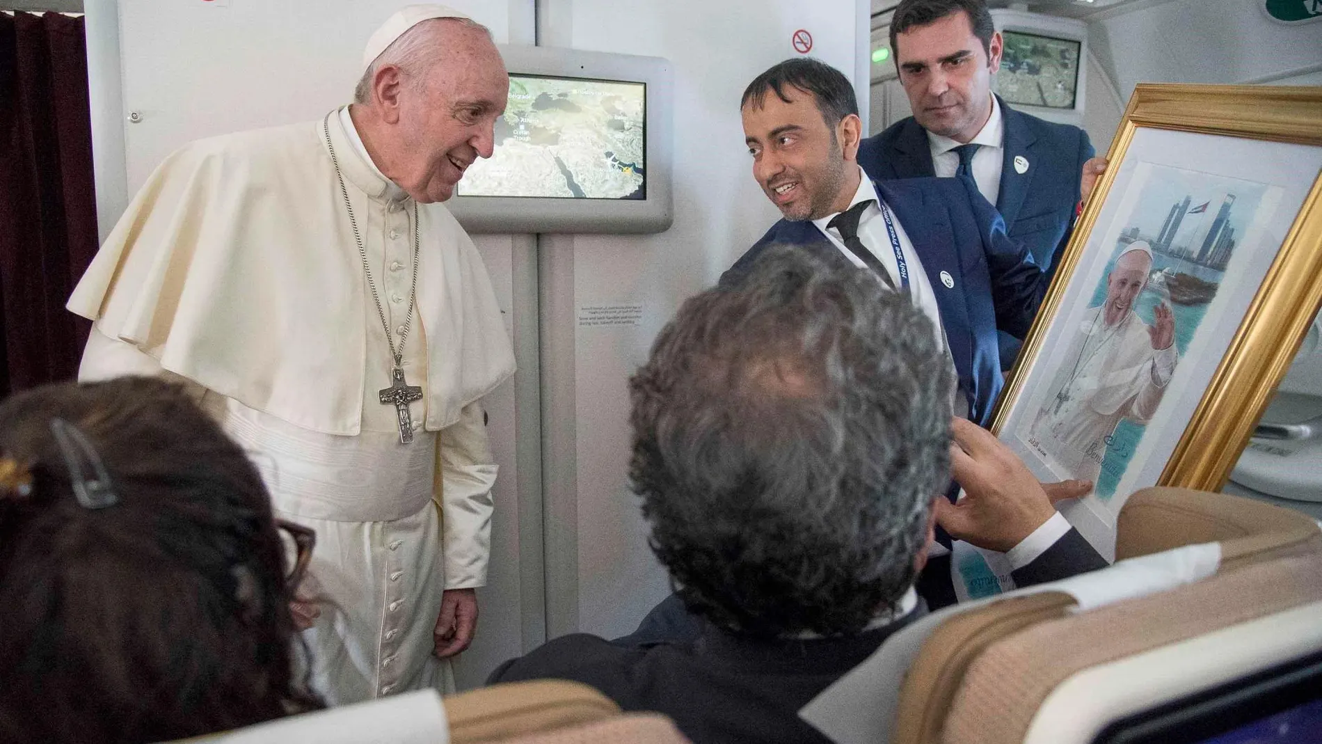 El papa en el avión que le trasladaba de Abu Davi al Vaticano