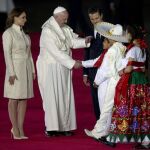 El Papa saluda a una familia de mexicanos vestidos con trajes tradicionales, junto al presidente de México y su esposa