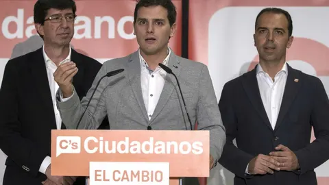 Albert Rivera junto a Juan Marín y Javier Millán/Foto: Efe